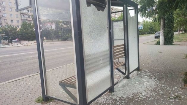 Rusové ostřelovali autobusovou zastávku v Mykolajivu, pět mrtvých